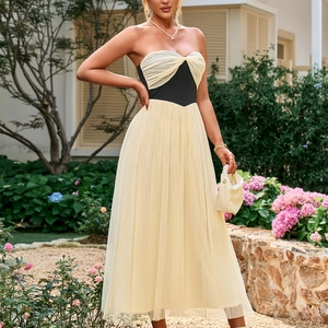 Vestido largo palabra de honor con corpiño negro y falda de tul plisada beige