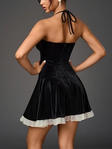 Détail arrière de la robe en velours noir avec liens dos nu et bordure en tulle blanc