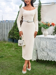 Détail de la texture de la robe midi en maille côtelée blanche et décolleté en U au jardin