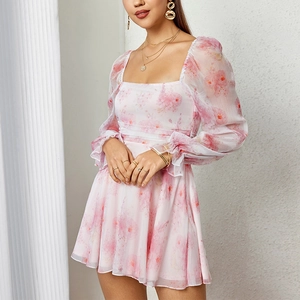 Mini robe fleurie rose avec manches bouffantes longues et une élégante encolure carrée