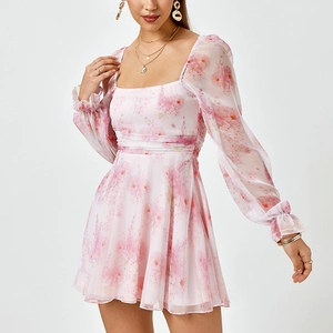 Robe courte en mousseline à fleurs roses avec col carré et manches lanternes