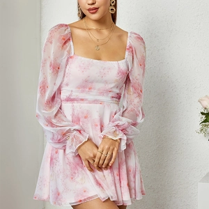 Robe rose à fleurs à manches longues avec col carré et tissu en mousseline élégant