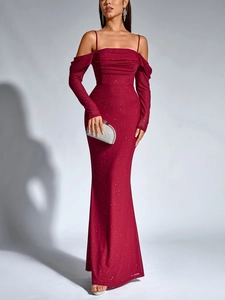 Détail du tissu pailleté de la robe de soirée bordeaux avec coupe sirène