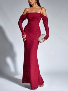 Détails de la robe bordeaux en tulle pailleté avec décolleté plissé et manches longues