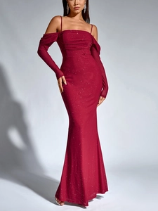 Détail de la robe en tulle bordeaux à paillettes argentées et manches aux épaules dénudées