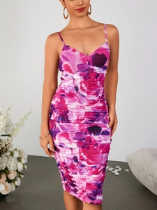 Détail d'une robe en maille fleurie rose et violette avec texture froncée élégante