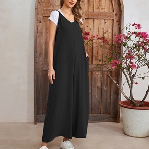 Combinaison noire pour femme avec col en V, jambes larges et tissu texturé effet froissé