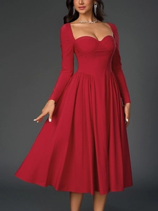 Détail de la robe rouge trapèze avec décolleté en cœur et corsage de style vintage