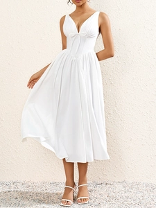 Détail de la robe blanche élégante avec col en V, nœud délicat et taille haute
