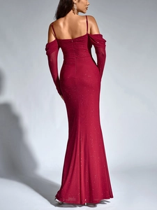Détail de la robe de soirée rouge à paillettes montrant le zip invisible au dos