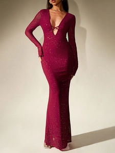 Détail d'une robe bordeaux à paillettes avec décolleté en V profond et lacets sur la poitrine