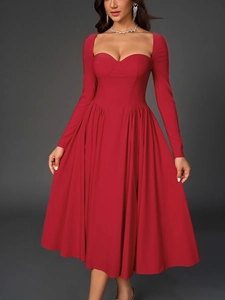 Détail d'une robe rouge foncé à manches longues avec décolleté en cœur et coupe corsetée