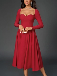 Détail du décolleté en cœur et du corsage du robe longue rouge foncé à manches longues