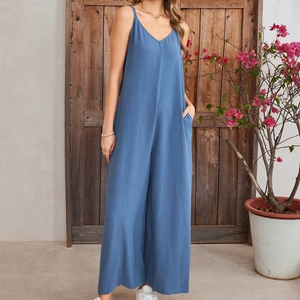 Combinaison pantalon bleu clair à col en V, bretelles fines et jambes larges à poches
