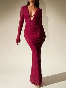 Gros plan détaillé de la robe en tulle bordeaux avec sequins et col en V croisé élégant