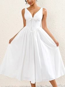 Détail d'une robe blanche avec décolleté en V, taille corset et décoration de nœud chic