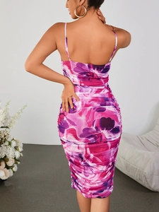 Détail de la robe en tulle froncée avec imprimé floral rose et violet et dos ouvert