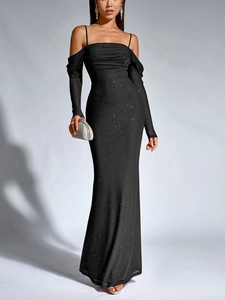 Détail de la robe de soirée sirène noire à paillettes argentées avec design épaules nues
