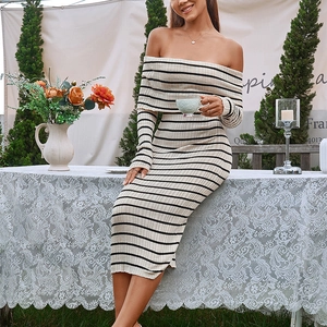 Robe midi en maille à rayures, épaules dénudées, manches longues et coupe moulante