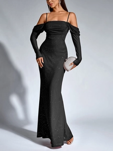 Détail du tissu en résille noir avec paillettes argentées sur une robe de soirée