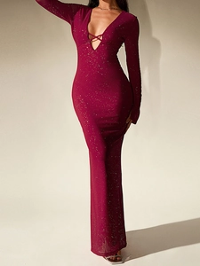 Détail de la robe bordeaux à col en V avec paillettes argentées et laçage à l'avant