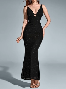 Détail d'une robe de soirée noire à paillettes argentées avec une coupe sirène élégante