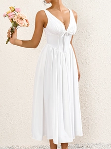 Détail d'une élégante robe de soirée blanche à col en V avec taille corset et jupe plissée