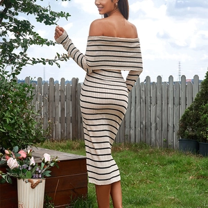 Robe mi-longue en maille rayée à épaules dénudées avec manches longues et coupe ajustée