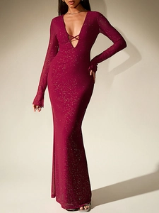 Détail d'une robe en résille bordeaux avec décolleté en V profond et sequins scintillants