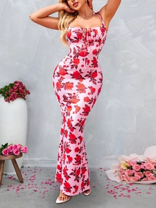 Détail de la robe florale rose en soie de lait avec décolleté à cordon et coupe slim