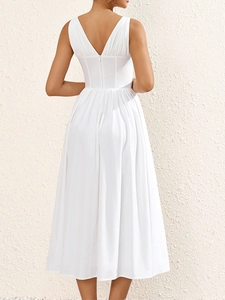 Détail de la robe blanche dos nu à col en V avec fermeture éclair et jupe plissée en ligne A