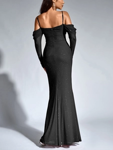 Vue arrière d'une robe maxi sirène noire à paillettes argentées et dos nu élégant