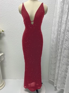 Gros plan détaillé d'une robe de soirée rouge à paillettes avec col en V profond sur un mannequin