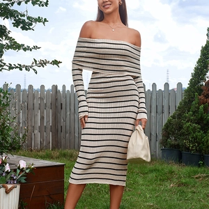 Robe mi-longue élégante en maille rayée à épaules dénudées avec manches longues
