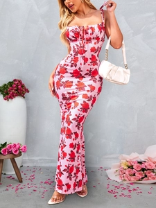 Détail de la robe florale rose avec buste froncé et nœud de décoration au centre