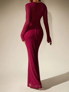 Vue arrière d'une robe longue fuchsia à paillettes scintillantes et manches longues ajustées