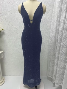 Détail de la robe de soirée à paillettes bleu marine avec décolleté en V plongeant