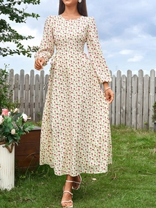 Détail d'une élégante robe longue fleurie avec imprimé roses rouges et taille ajustée
