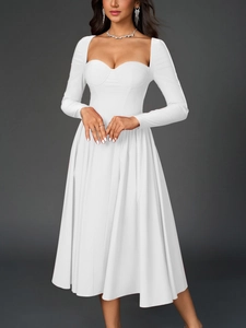 Détail d'une robe blanche à manches longues avec décolleté en cœur et coupe en A