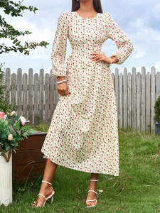 Détail de robe longue fleurie à manches longues et poignets élastiques en plein air
