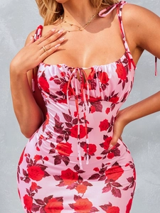 Détail de la robe à imprimé rose avec fronces et fermeture à nœud réglable sur le devant