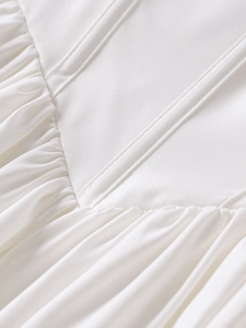 Détail en gros plan d'une robe corset blanche avec structure baleinée et tissu froncé