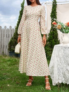 Détail d'une robe maxi à fleurs avec manches lanternes et coupe cintrée romantique à la taille