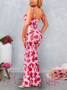 Détail de la robe rose à fleurs en soie de lait montrant le dos lacé et la coupe ajustée