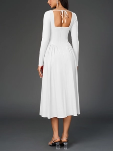 Robe midi blanche dos nu élégante avec lanières croisées et jupe plissée en coupe trapèze