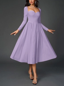 Robe midi lavande à manches longues, décolleté en cœur et jupe plissée en ligne A