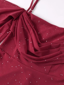 Vue macro de la robe en tulle bordeaux avec paillettes argentées et détails de col plissé