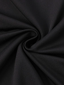 Macro del tessuto elastico in seta di latte nera che mostra la trama liscia e morbida