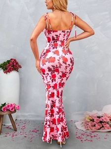 Détail de la vue arrière d'une robe longue fleurie ajustée avec des bretelles à nouer