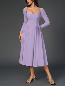 Vue détaillée d'une robe midi plissée lavande à manches longues avec décolleté en cœur et dos nu